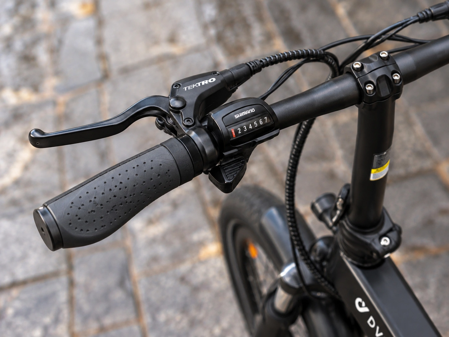 DVU electric bike handlebar and controls